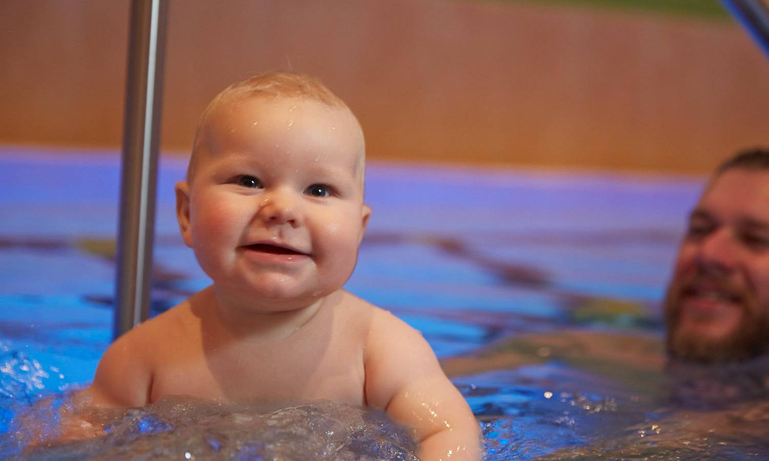 Schwimmen beim Urlaub mit Baby in Südtirol